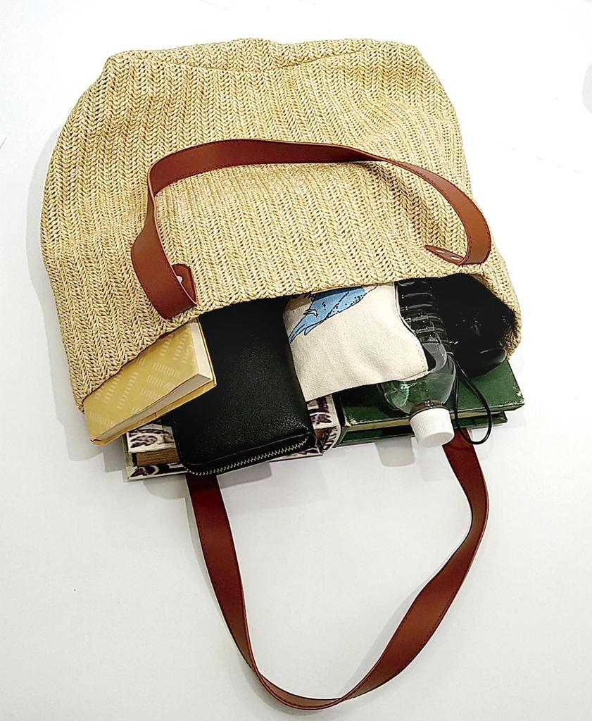 Sac cabas tricoté élégant avec poignées en similicuir. Un look casual sophistiqué et raffiné. Grande capacité, soufflet de 13 cm de large. Beige.