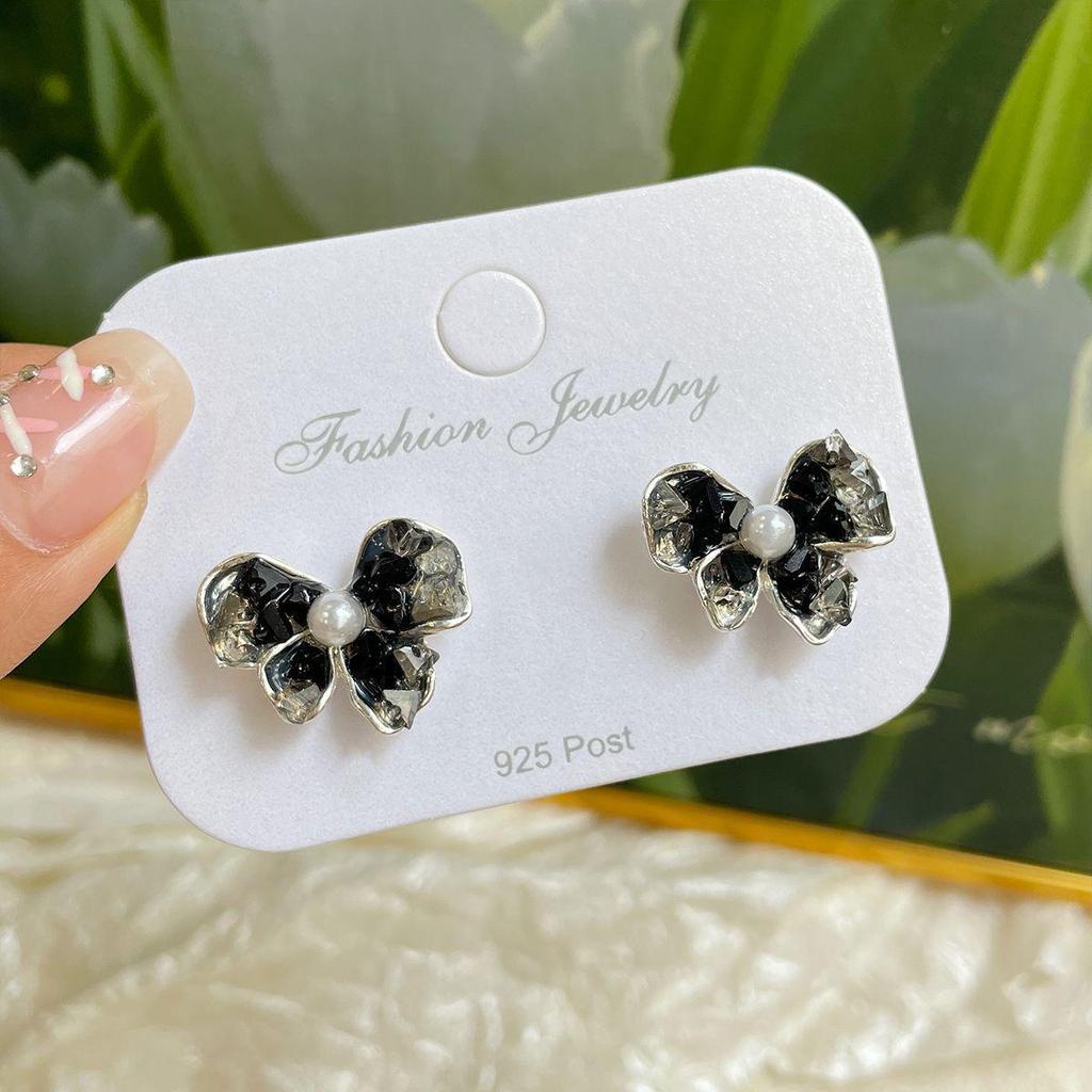 Exquisite Pearl Butterfly Earrings with Silver Needle – Gradient Light Luxury Design for Women