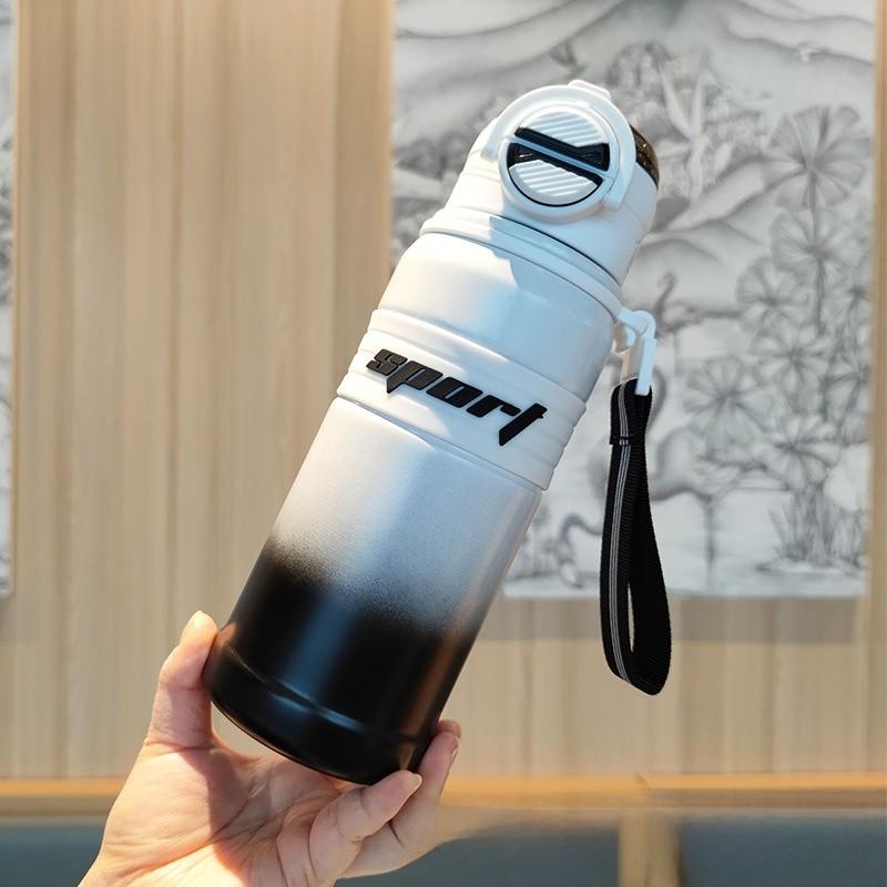 Tragbare, isolierte Sport-Trinkflasche mit Strohhalmverschluss für Schüler und Outdoor-Aktivitäten