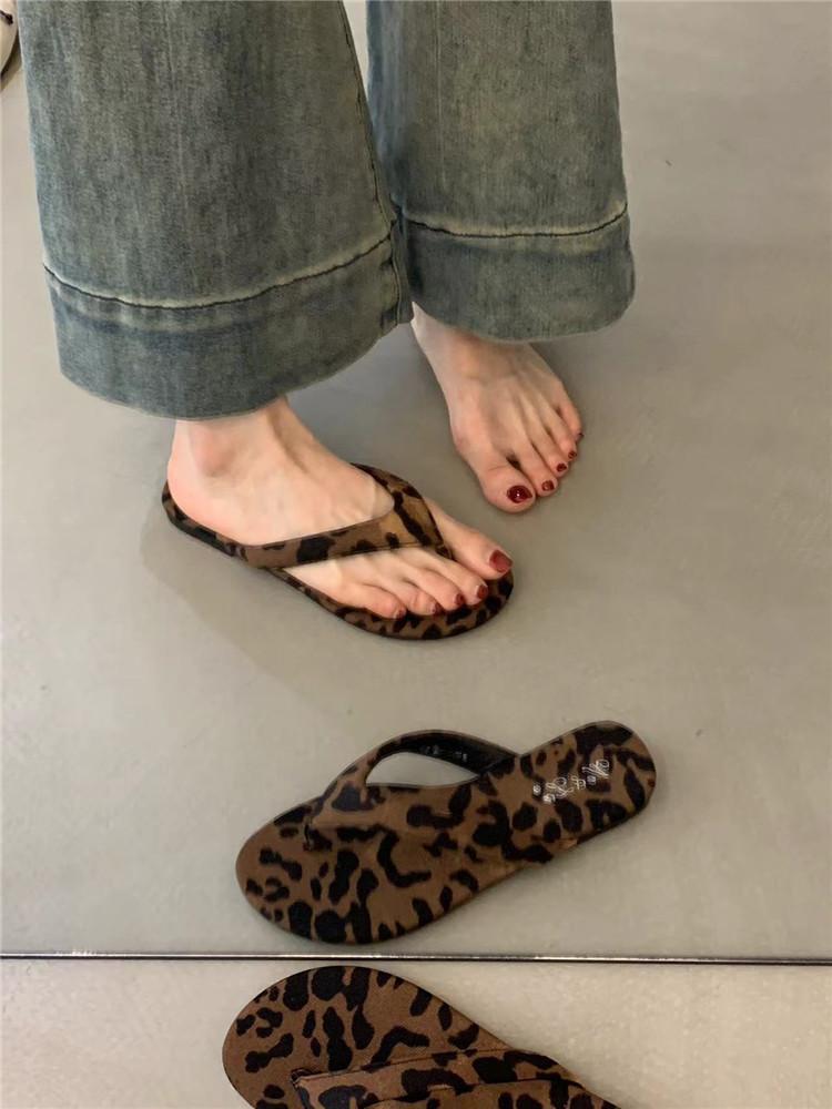 Flache Sohle sanfte Abendbrise Hausschuhe Damenschuhe 2024 Sommer neu Französisches Temperament elegant Leopardenmuster mit Rock Sandalen