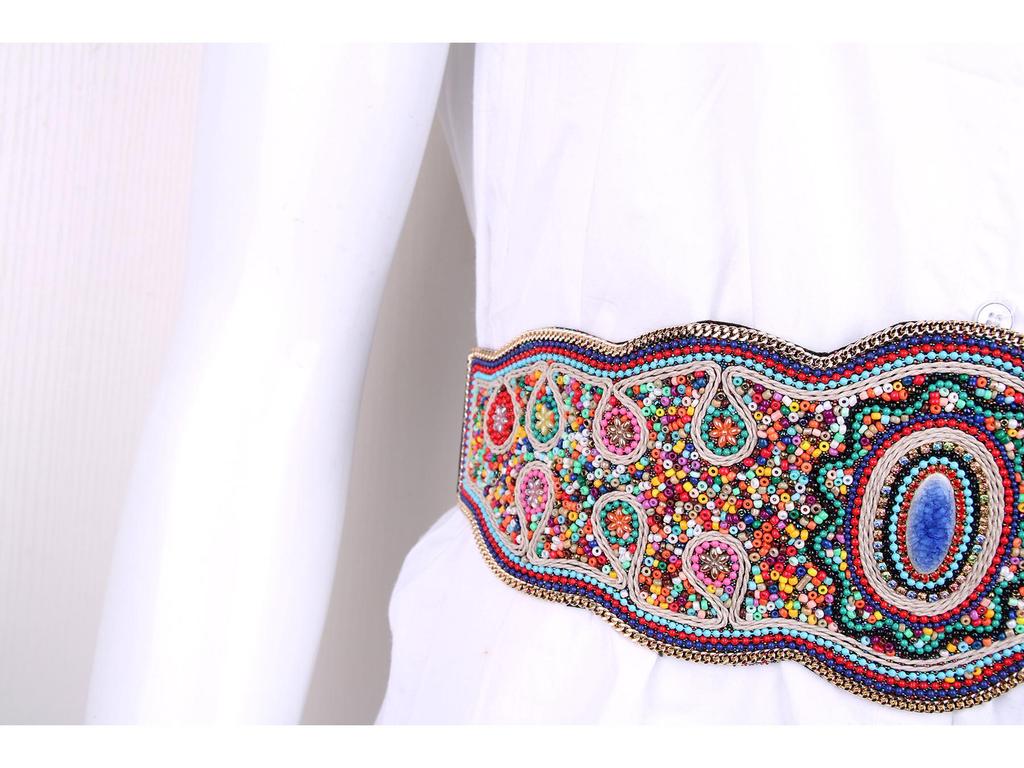 Ceinture élastique en perles de Bohème faite à la main avec des accents de coquillages