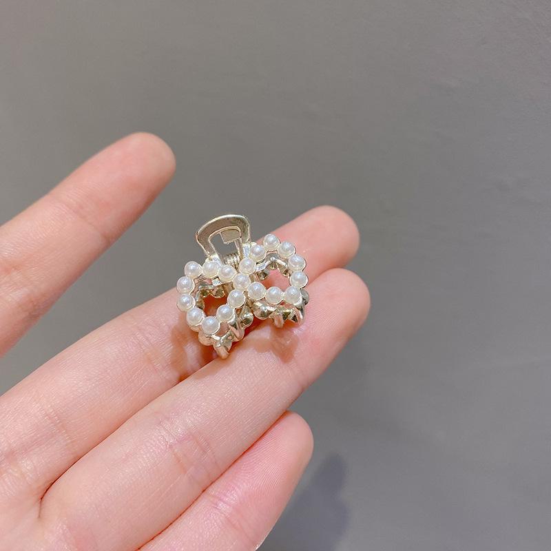 Agrafă de păr coreeană cu fundă dulce din perle: Clips Metalic Elegant & Accesoriu de Păr Minimalist pentru Femei
