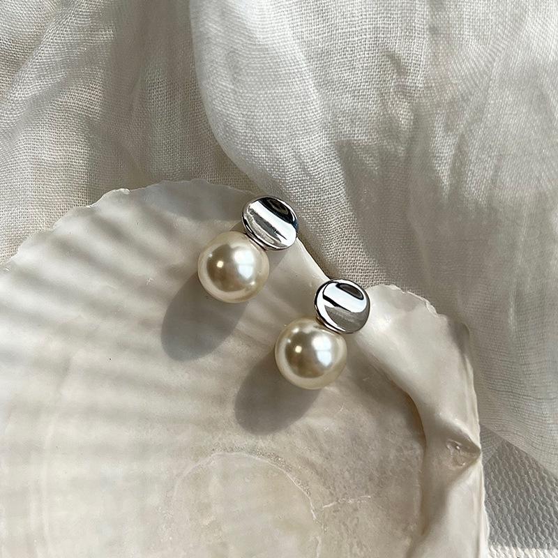 Geometric Curved Ear Studs with Pearls for Women - Elegant and Stylish Niche Earrings