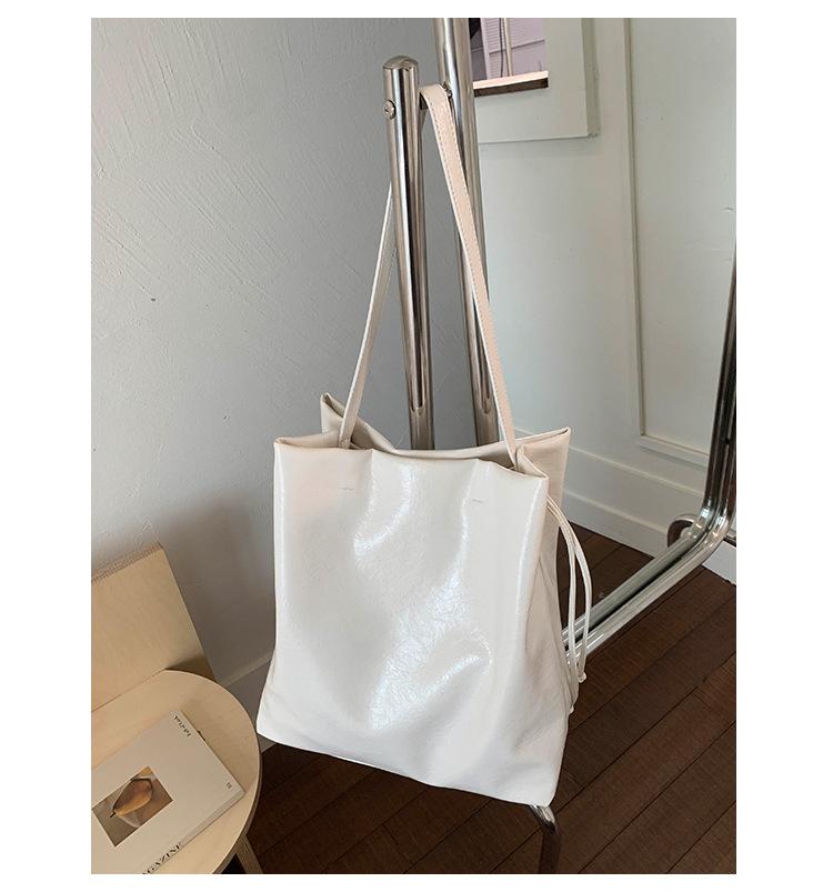 

Retro niche underarm big bag women 2025 new trendy fashion Korean tote bag simple large capacity bucket bag