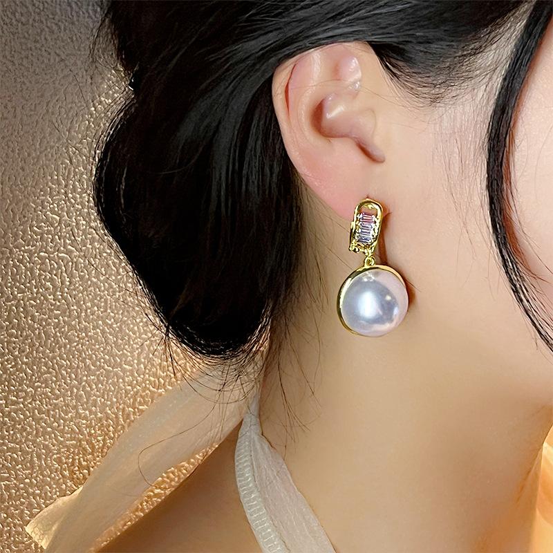 Electroplated Zircon Round Pearl Earrings, Niche Versatile Earrings, Fashionable Light Luxury High-End Earrings.