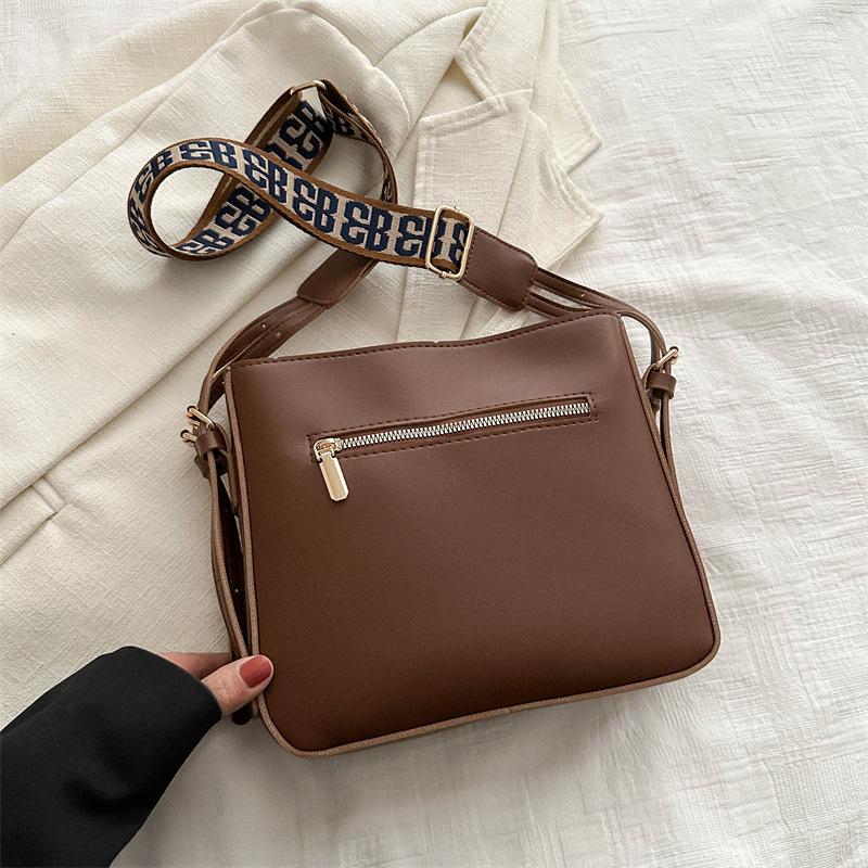 New Winter Fashion Trend Shoulder Bag Simple Solid Color Crossbody Bag Casual Work Large Capacity Commuting Bag