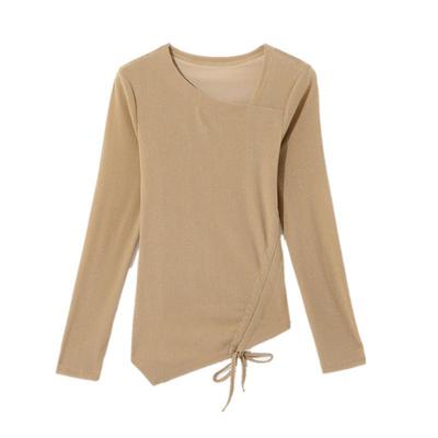 Unregelmäßig plissiertes, schräges Hals-Mode-Basisshirt für Damen im Winter, neues T-Shirt-Design und Oberteil mit Kordelzug in der Taille