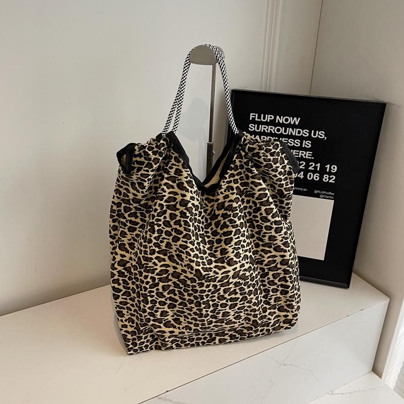 

Сумка-тоут большой вместимости с леопардовым принтом, холщовая сумка, новая сумка подмышку 2025 года для выхода в свет, повседневная модная сумка на плечо хаки
