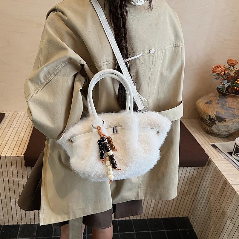 Plush bag women's large capacity 2025 new autumn and winter versatile plush messenger bag single shoulder underarm tote bag
