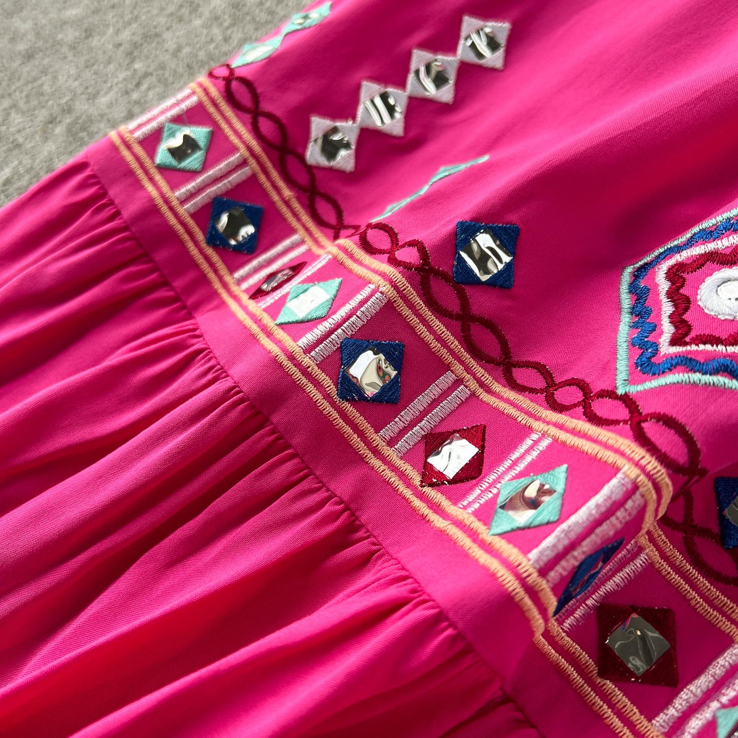 Свободные праздничные платья в этническом стиле с цветочной вышивкой — фото 10