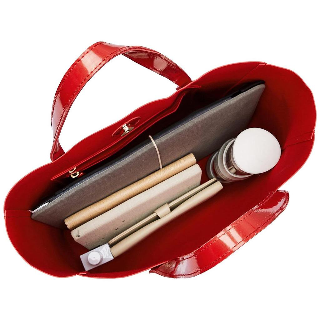 Pflegehinweise für Damenhandtaschen: Mit einem sauberen, trockenen Tuch abwischen, um Staub zu entfernen