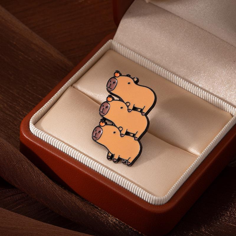 Cute Cartoon Star Animal Capybara Brooch Cute Styling Personality Kapibara Pin Couple Metal Badge