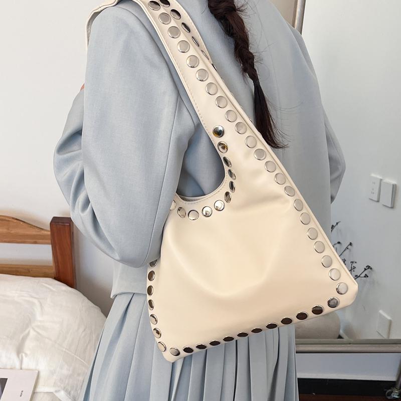 Große Kapazität Weiche Schultertaschen Ausgefallene Silber Nieten Kunstleder Hobo Tasche Jugend Punk Stil Handtasche für Lässige Outfits