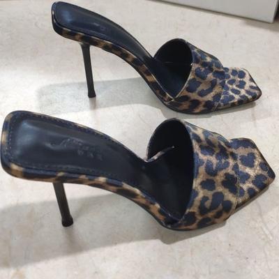 Moda stampa leopardo parola con sandali donna 2025 nuovo Spice Girl sexy open-toe tacchi alti temperamento punta quadrata pantofole cool