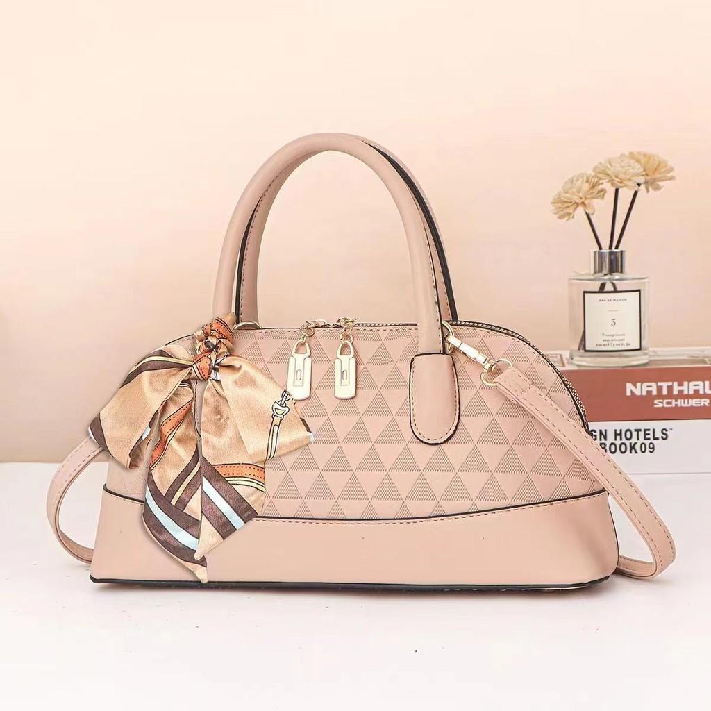 

Chic Crossbody Bucket Bag With Stylish Chain Accents And Elegant Lock Closure In Black And Beige світлого кольору хакі