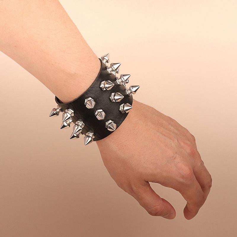 Punk-Armband für Männer und Frauen – Goth-Armband aus schwarzem Leder mit Nieten aus Metall – verstellbarer Manschettenarmreif mit Spike-Nieten