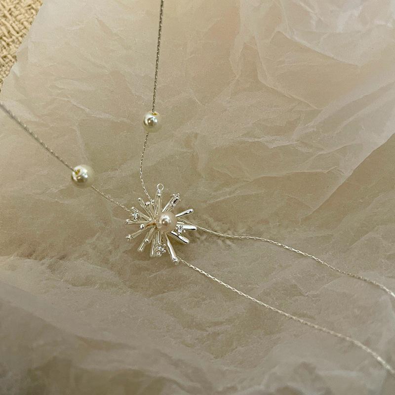 Collana a Nappa con Fiocco di Neve d'Argento e Perle - Elegante Catena per Maglione Autunno/Inverno per Donna