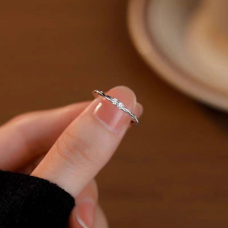 925 Stříbrný Kroucený Dvojitý Diamantový Nastavitelný Prsten pro Ženy - Elegantní & Minimalistický Styl