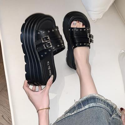 Ciabatte alla moda con zeppa Estate Nuove Punta tonda Fibbia metallica rivettata Cinturino Piattaforma impermeabile Tacchi alti