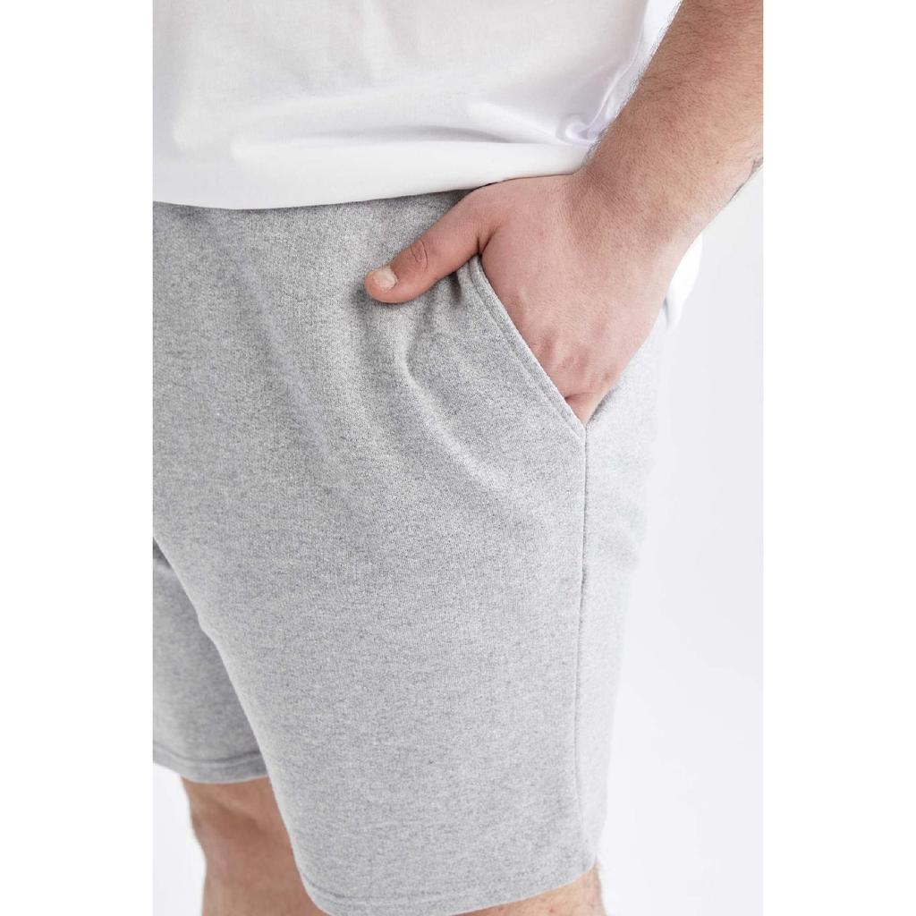 Kurz geschnittene Slim-Fit-Shorts