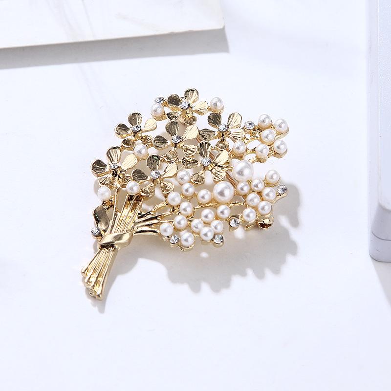 Bouquet Pearl Brooch Temperament Creative Elegant Pin for Women Coat Trench Coat Accessory Exquisite Hypoallergenic Long-Lasting Color Gift