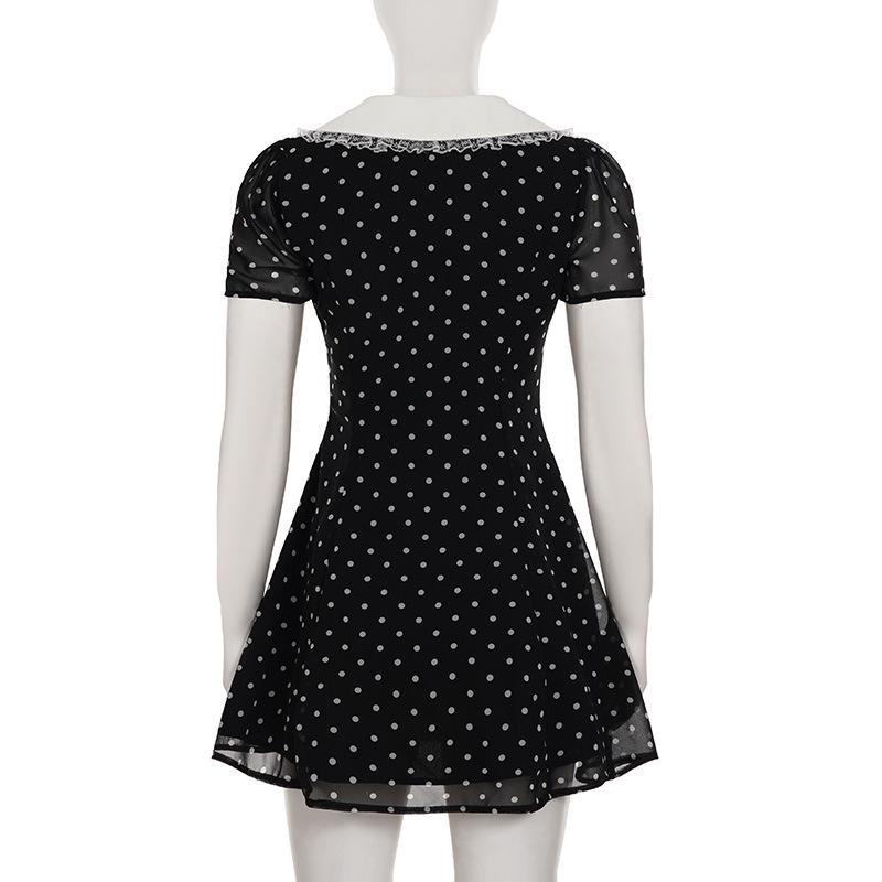 Šaty ve stylu Hepburn s puntíky, krajkou, výstřihem do V a áčkovou sukní: Úzká, elegantní krátká sukně