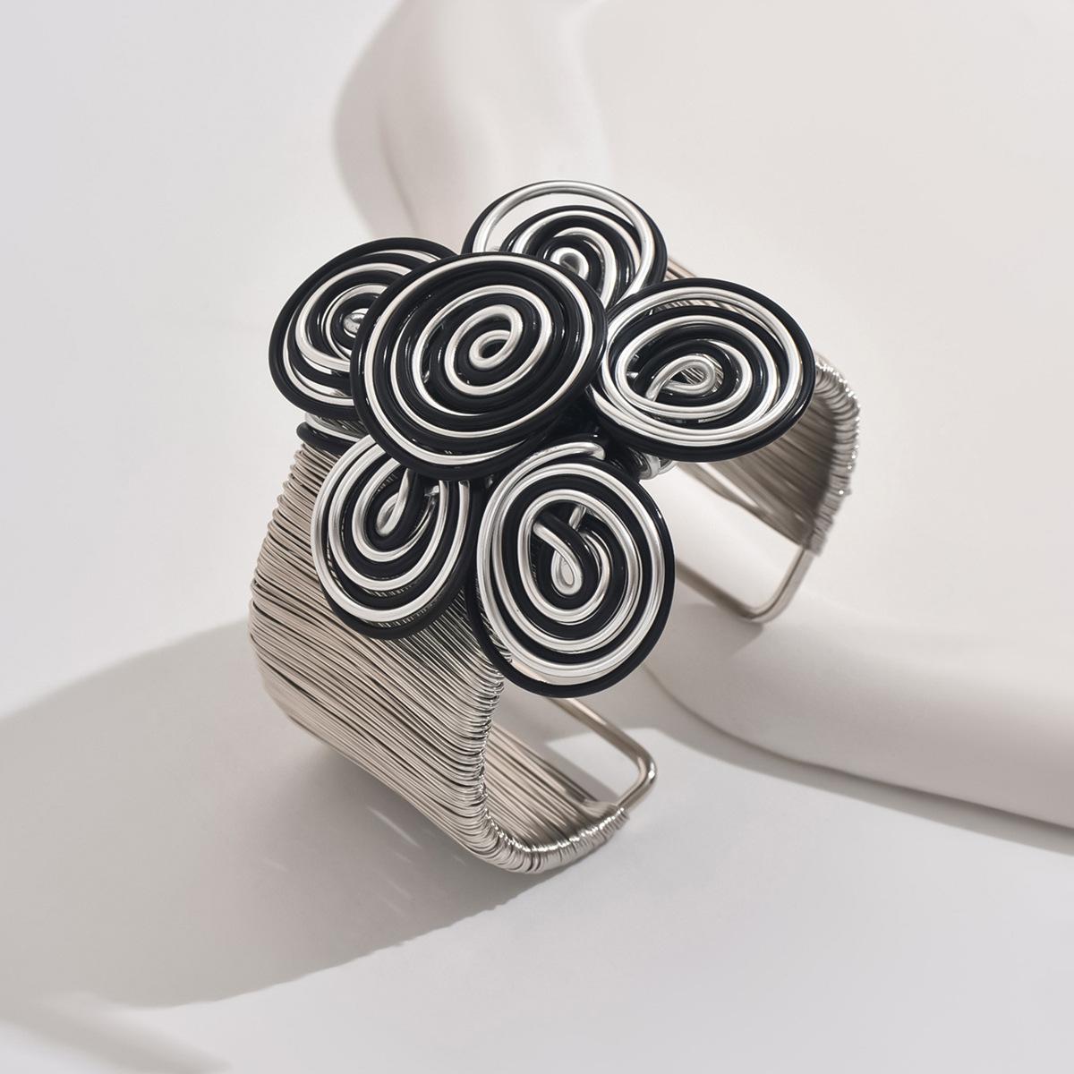 

Женские браслеты-нити для модной бижутерии чёрный