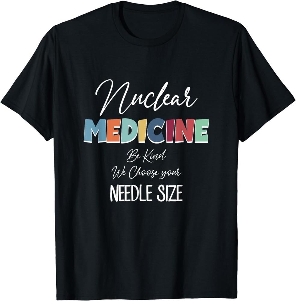 

Футболка унисекс с надписью «Ядерная медицина. Мы выбираем размер иглы». Подарок для любителей ядерных технологий. S