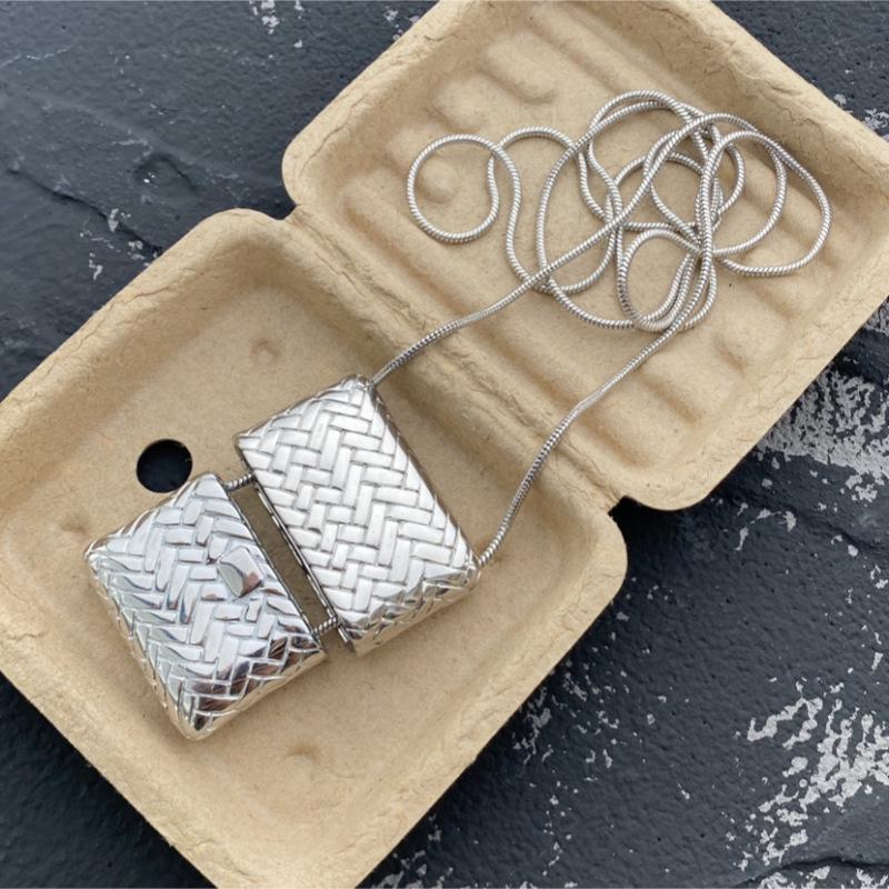 Habl Blogger-Style Water Purifier Pendant Necklace: Versatile Women's Accessory, Ideal for Layering with Sweaters.