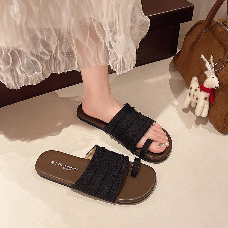 Set of toe cool slippers women's 2025 new summer flat-bottomed casual versatile beach shoes outer wear pleated one-word slippers