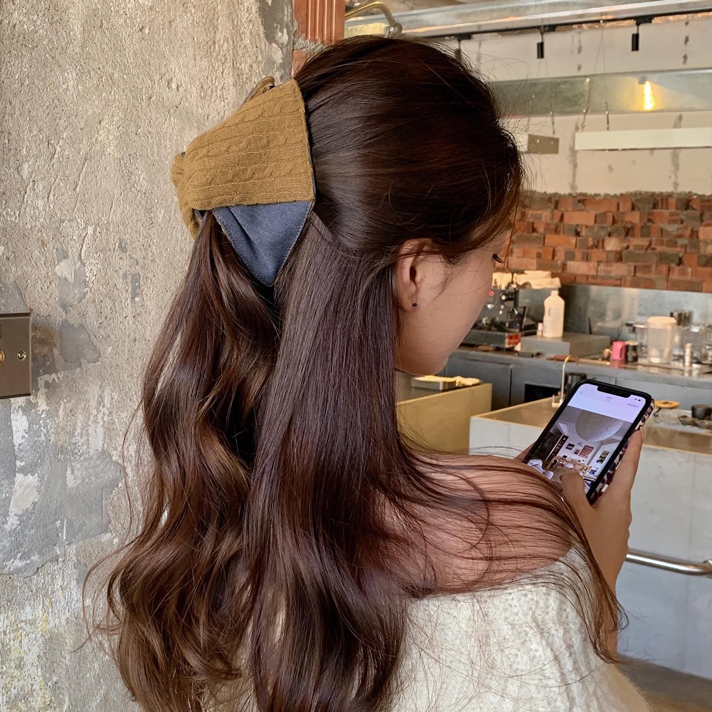 

Retro Wool Patchwork Triangle Claw Clip for Women’s Bun and Half-Up Hairstyles