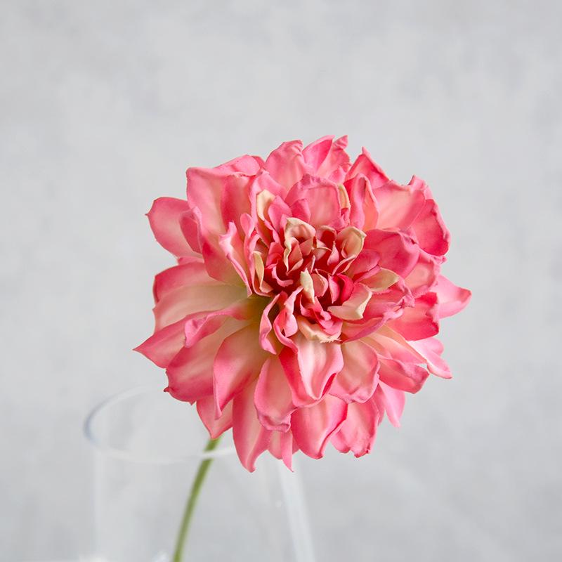 Elegante künstliche Dahlie: Minimalistische Heim- & Bar-Dekoration mit gebrannten Kanten