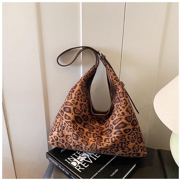 

Leopard print retro bag women s large-capacity new autumn and winter leisure single shoulder child and mother bag commuter dumpling bag коричневый