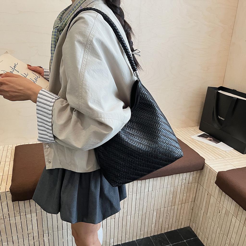 Premium Texture Niche Simple Woven Bucket Bag Large Capacity Casual Lazy Style Underarm Shoulder Commuter Tote Bag