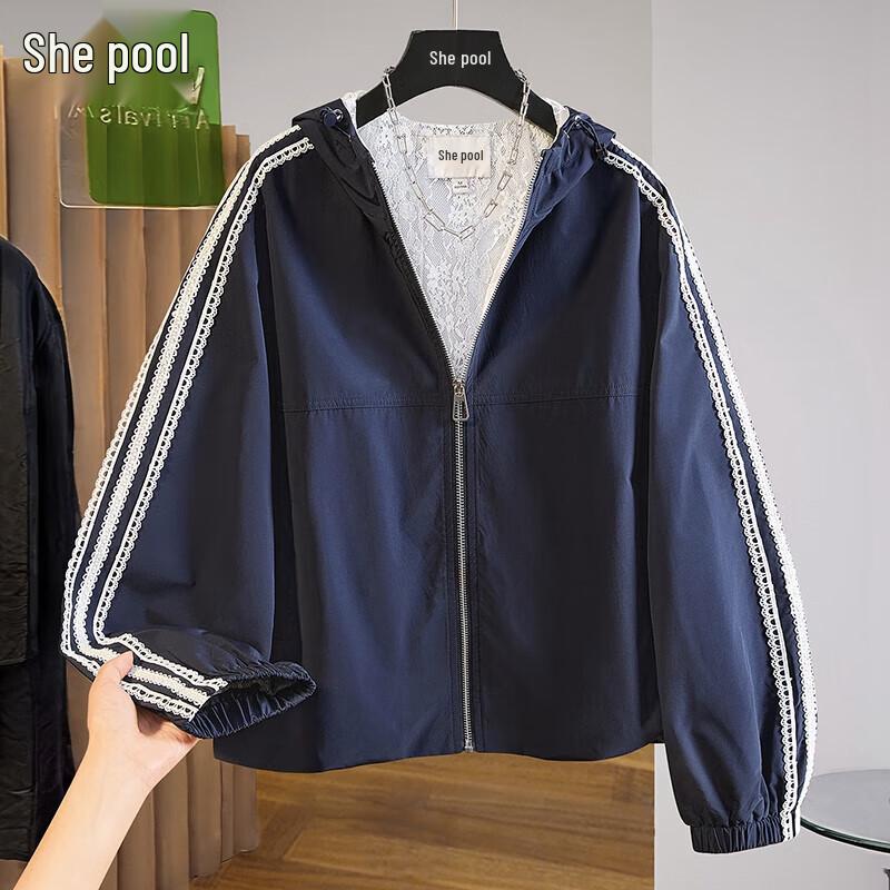 

Женская куртка с капюшоном, отделанная кружевом S