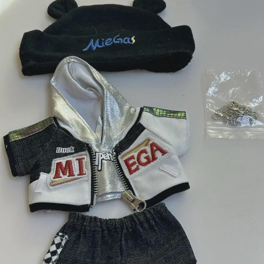 

Это хлопковая кукольная одежда.