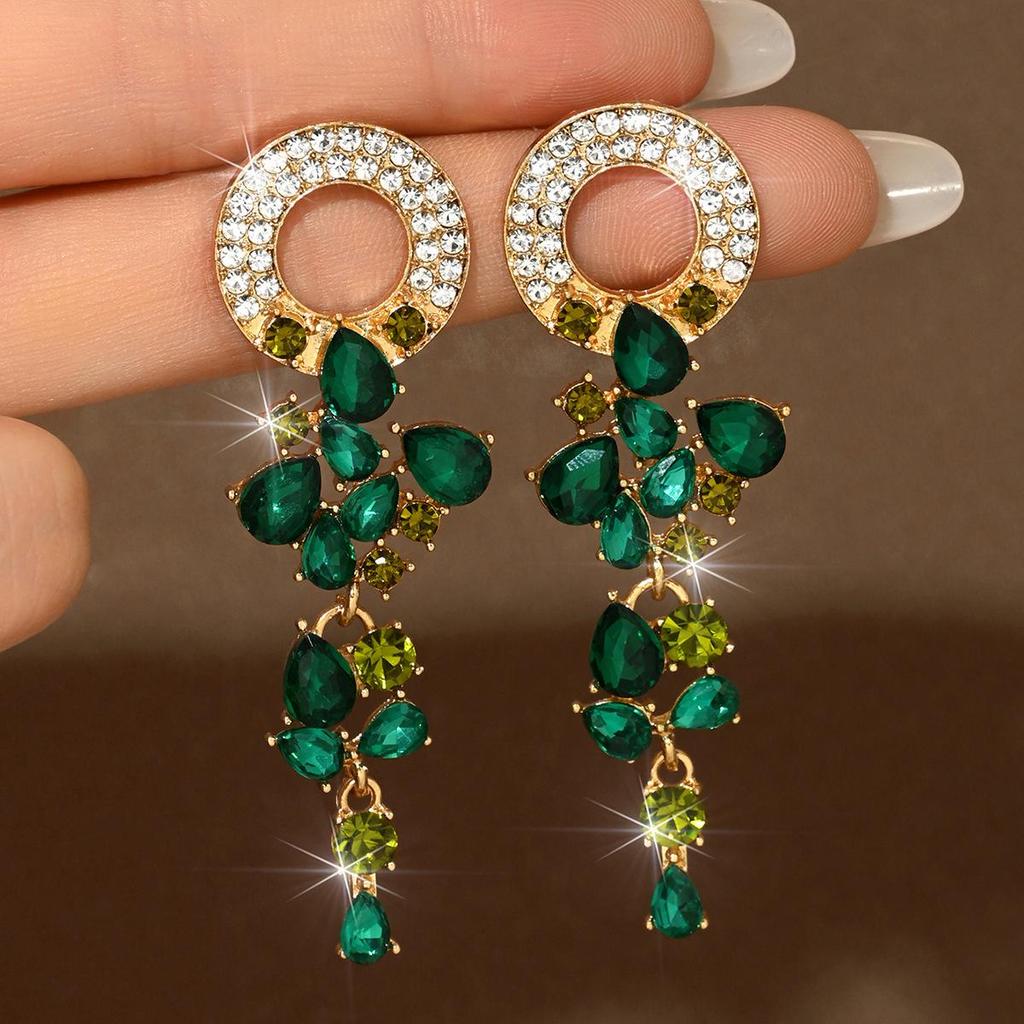 High-End Fashion Leaf Tassel Earrings - Elegant Design and Unique Style