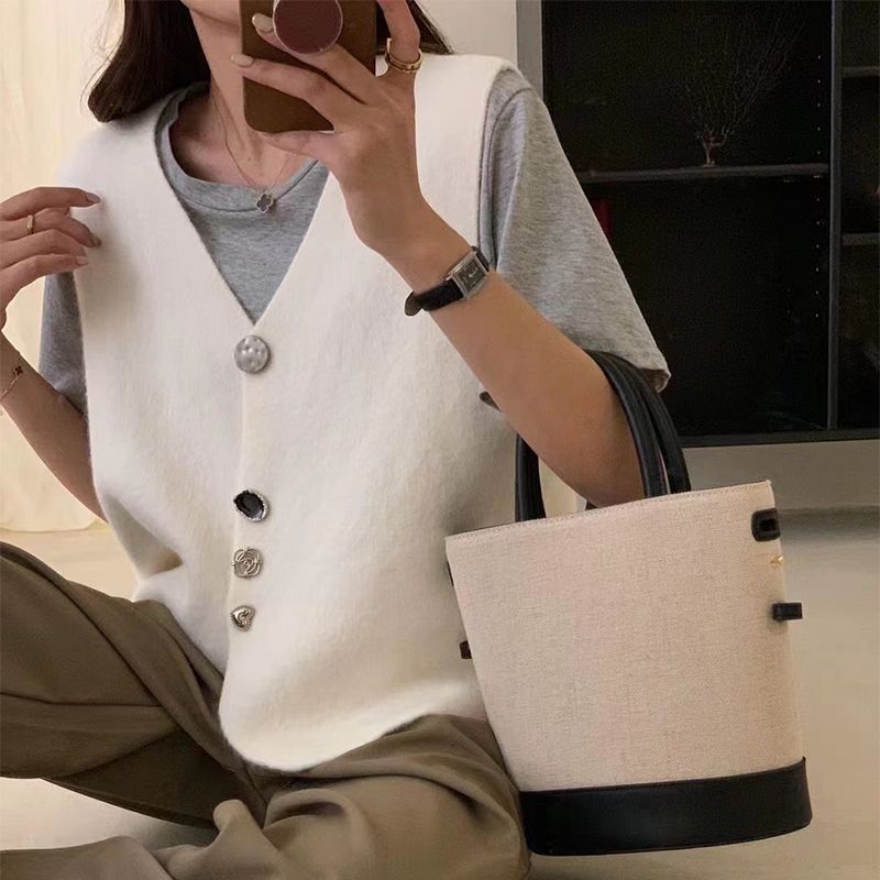 Women's Designer Button Knitted Vest Cardigan V-Neck Sleeveless Layering Sweater Cardigan Gilet for Outer Wear