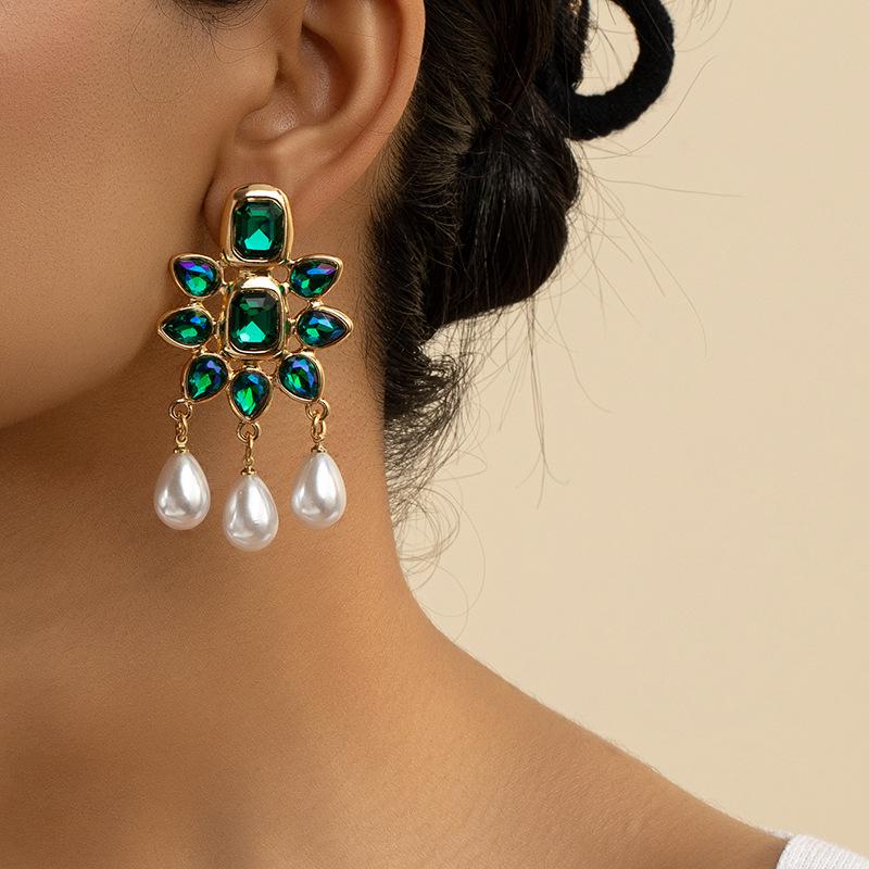 European & American Fashion: French Retro Flower Pearl & Diamond Stud Earrings