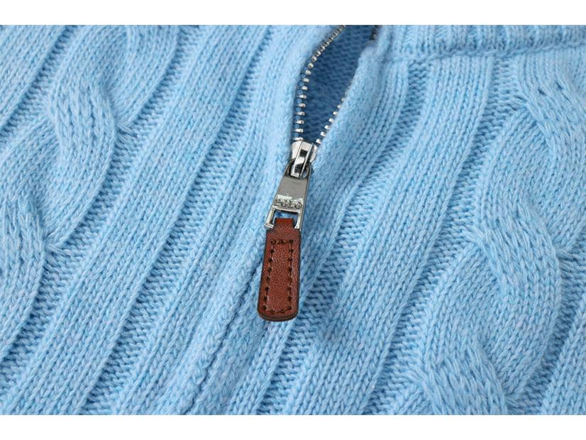 Paul Herren Polo-Pullover aus Kabelstrickwolle und Baumwolle mit halbem Reißverschluss, halbem Stehkragen, kleinem Pferde-Logo, Langarm