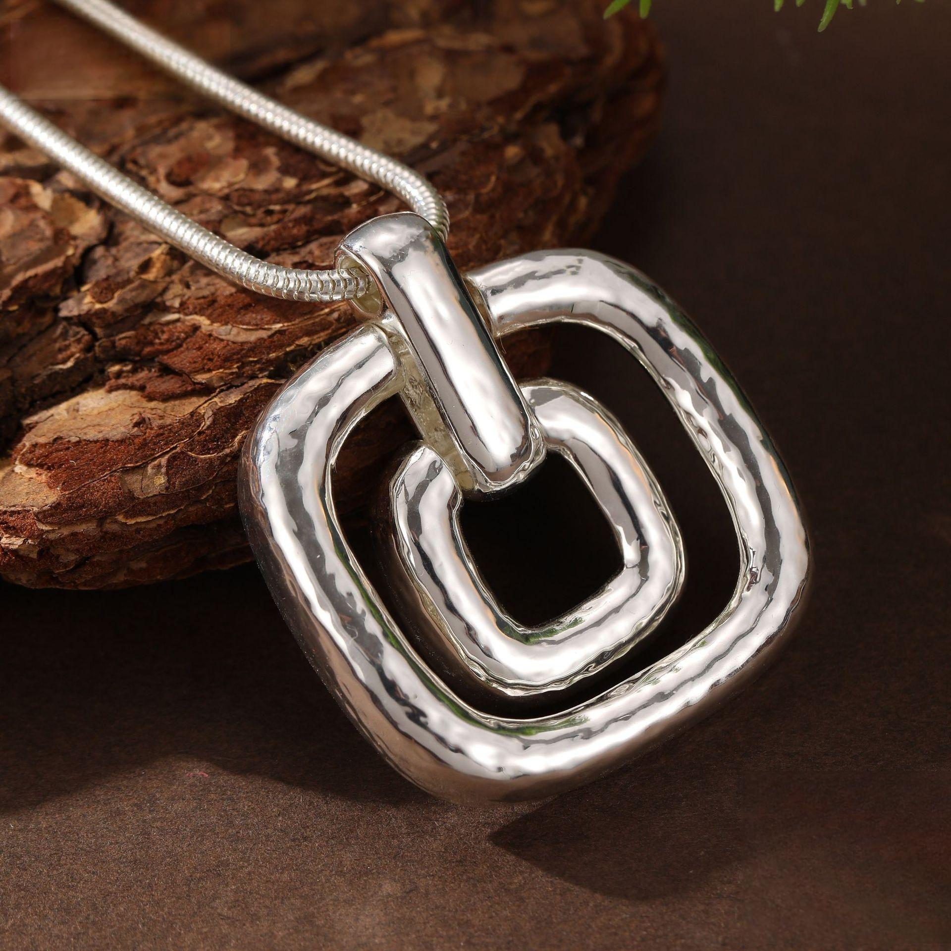 

Ожерелье с небольшим квадратным кулоном серебряный