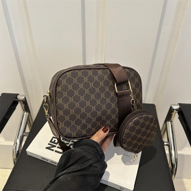 

Этой весной 2024 года популярны детские и мамские сумки в иностранном стиле, сумки-мессенджеры через плечо, простые и модные ретро-сумки для пресбиопии