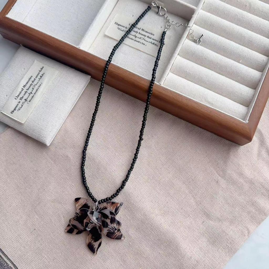 Elegante Retro-Leopardenmuster-Blumen-Anhänger-Halskette für Damen - Herbst/Winter Lange Kette Leichter Luxus-Schmuck