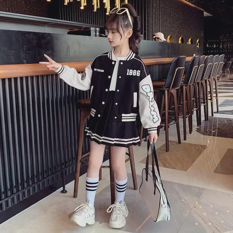 "Tailleur Gonna Trendy da Ragazza Stile College Coreano: Elegante Set Due Pezzi Cardigan con Lettere Color-Matching e Gonna Corta"