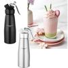 Bottiglia sifone per panna montata in acciaio inox di alta qualità, ideale per decorare e guarnire il caffè, disponibile nei formati da 500 ml e 1000 ml.