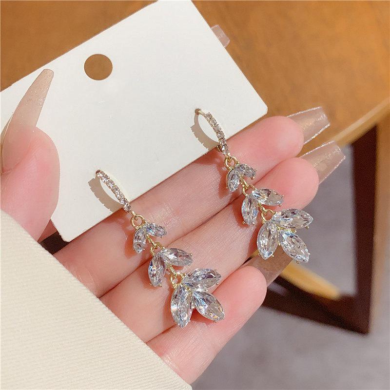 Luxury Crystal Green Leaf Ear Cuff: High-End Design Women s Earring золотой