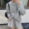 Trendy Damenanzug im Hong Kong-Stil: Zweiteiliges Set aus locker sitzendem Langarmoberteil und schmalen Shorts