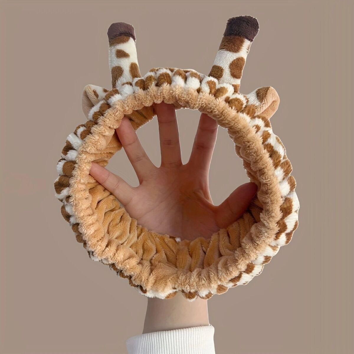 

Двухцветная плюшевая повязка на голову в виде рогов жирафа для девочек — мягкий и милый аксессуар для волос, который можно использовать для умывания лица и нанесения макияжа.