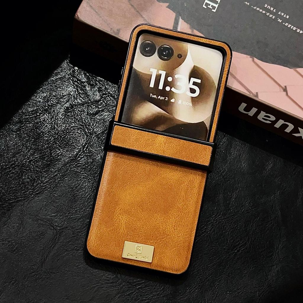 Samsung Z Flip7 Retro Crazy Horse Grain Magnetic Phone Case, Compatible with Flip6/5, Three-Section Nameplate Style.