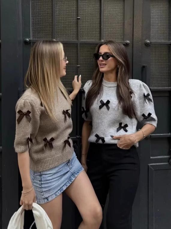 Dámský ležérní svetr s kulatým výstřihem a krátkým rukávem s mašlí, jednobarevný, jaro/léto 2025